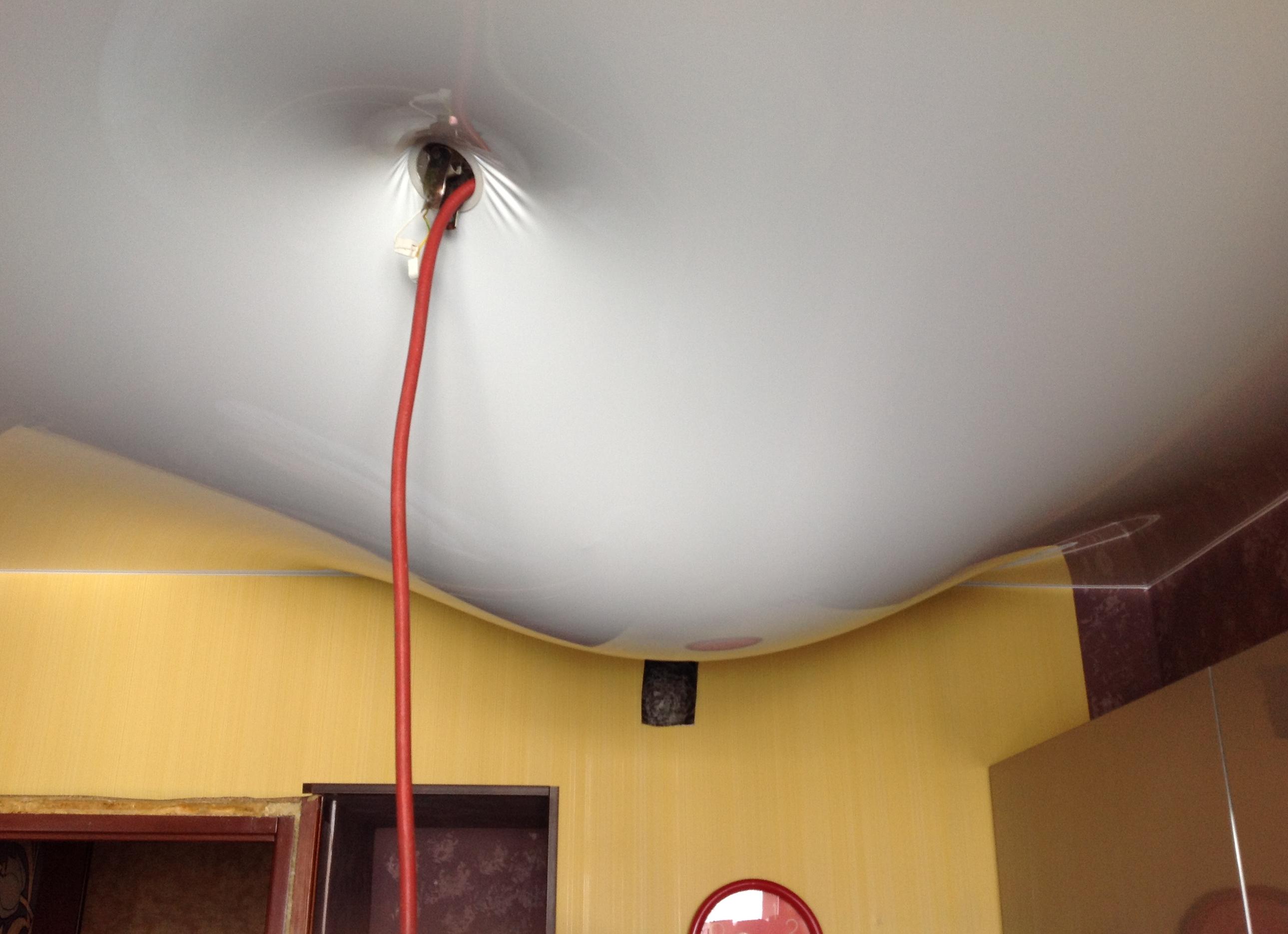 Как слить воду с натяжного потолка самостоятельно